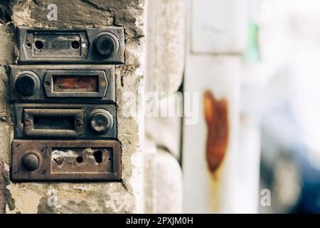 Quattro bottoni a campanello rettangolari vintage su una parete. Foto Stock