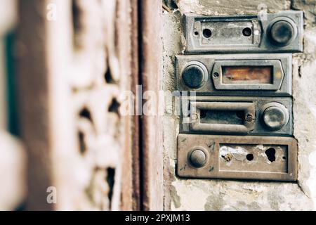 Quattro bottoni a campanello rettangolari vintage su una parete. Foto Stock