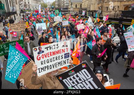 Londra, Inghilterra, Regno Unito. 2nd maggio, 2023. Migliaia di insegnanti straordinari passano davanti al parlamento a Downing Street chiedendo un aumento della retribuzione. (Credit Image: © Tayfun Salci/ZUMA Press Wire) SOLO PER USO EDITORIALE! Non per USO commerciale! Credit: ZUMA Press, Inc./Alamy Live News Foto Stock