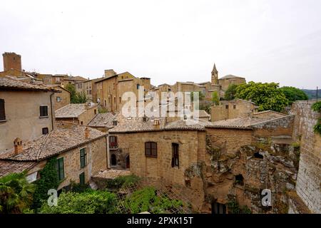 Case medievali e rovine nella città di Orvieto Foto Stock