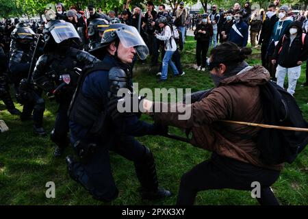 Parigi, Francia. 1st maggio 2023. In occasione della Giornata internazionale dei lavoratori, chiamata anche Giornata di maggio o Giornata del lavoro, diversi sindacati hanno chiesto uno sciopero nazionale in Francia per mantenere la lotta in corso contro la riforma pensionistica, approvata dal governo per innalzare l'età pensionabile da 62 a 64 anni e che ha dovuto affrontare resistenze Sia dai sindacati che dai cittadini dal gennaio 2023. La riforma del governo di Macron prevede il rinvio dell'età pensionabile legale ed è contrastata dal 70 per cento della popolazione francese. Ci sono stati molti incendi e scontri con la polizia, con una quantità significativa di gas lacrimogeni a Foto Stock