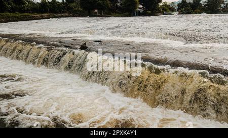 Primo piano dell'acqua che scorre al fiume. Foto Stock