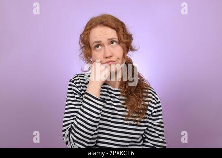 Sconvolto giovane donna Foto Stock