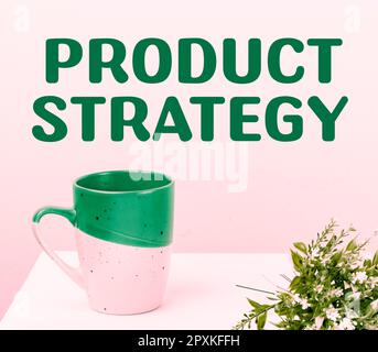 Ispirazione mostrando segno strategia di prodotto, Word per lo sviluppo di piani a lungo termine di produzione di successo del prodotto Foto Stock