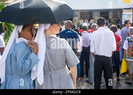 Salvador, Bahia, Brasile - 26 maggio 2016: Suore e cattolici partecipano alla messa del Corpus Cristo nella città di Salvador, Bahia. Foto Stock