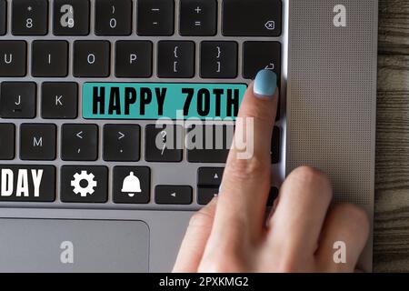 Testo scritto a mano Happy 70th, Word scritto in un'occasione gioiosa per un evento speciale in occasione del 70th° anno Foto Stock