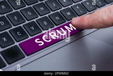 Scrittura che mostra il testo Scrum, Word scritto sulla scrittura a mano come distinto dai caratteri scritti di stampa di gioco Foto Stock