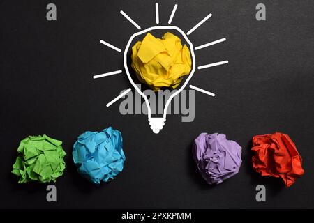 Palline di carta e lampadina a colori sgualciti come concetto creativo Foto Stock