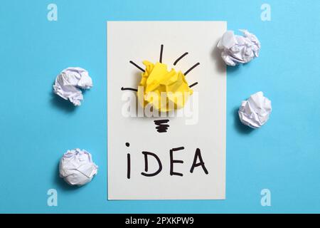 Idee creative e concetto di innovazione. Carta colore giallo palla scarto con simbolo lampadina Foto Stock