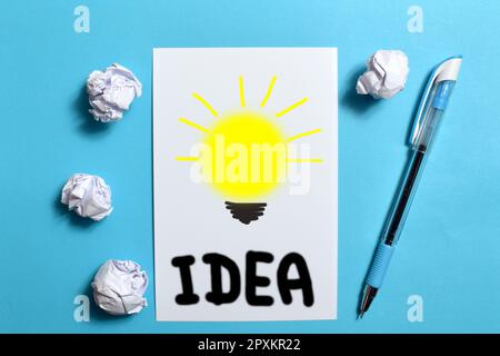 Idee creative e concetto di innovazione. Carta colore giallo palla scarto con simbolo lampadina Foto Stock