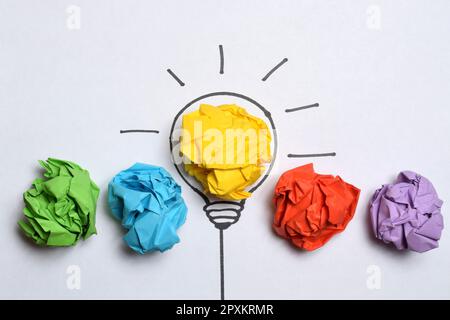 Idee creative e concetto di innovazione. Carta colore giallo palla scarto con simbolo lampadina Foto Stock