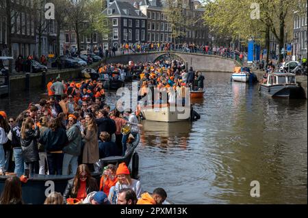 Molte barche sul Keizersgracht durante il Kingsday ad Amsterdam Paesi Bassi 27-4-2023 Foto Stock