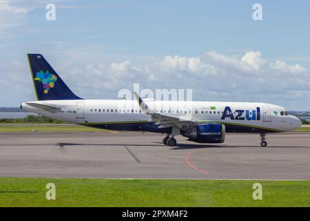 Airbus A320 Neo - PR-YRK - da Azul Brazilian Airlines tassando lungo le piste all'aeroporto di Santarem dopo l'atterraggio. Foto Stock