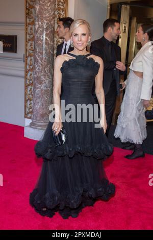 New York, Stati Uniti. 01st maggio, 2023. NEW YORK, NEW YORK - 01 MAGGIO: Il designer Tory Burch parte dal Pierre Hotel per il 2023° Met Gala il 01 maggio 2023 a New York City. Credit: SOPA Images Limited/Alamy Live News Foto Stock