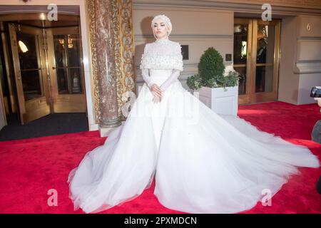 New York, Stati Uniti. 01st maggio, 2023. NEW YORK, NEW YORK - 01 MAGGIO: AVA Max indossa Christian Siriano, parte dal Pierre Hotel per il 2023° Met Gala il 01 maggio 2023 a New York City. Credit: SOPA Images Limited/Alamy Live News Foto Stock