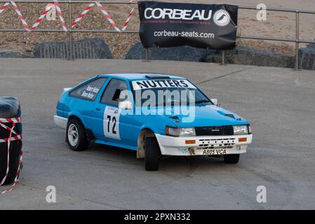 Robert Nutter racing una Toyota Corolla AE86 in gara nel Corbeau Seats rally sul lungomare di Clacton, Essex, Regno Unito. Secondo conducente Simon Nutter Foto Stock