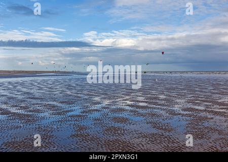 Sunny Windy Camber Sands a Rye Bay da English Channelcon grande cielo blu e le nuvole drammatiche. Popolare tra kite surf, landboarding e buggy Foto Stock