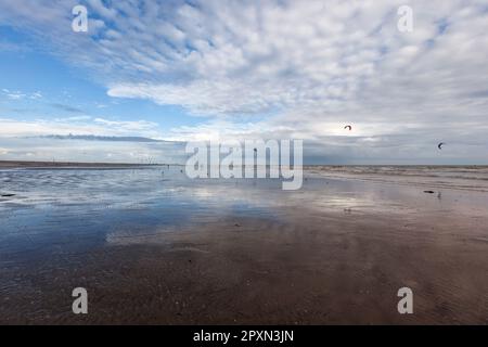 Le assolate e ventose Camber Sands a Rye Bay sul canale della Manica, con un grande cielo blu e nuvole drammatiche. Popolare tra kite surf, landboarding e buggy Foto Stock