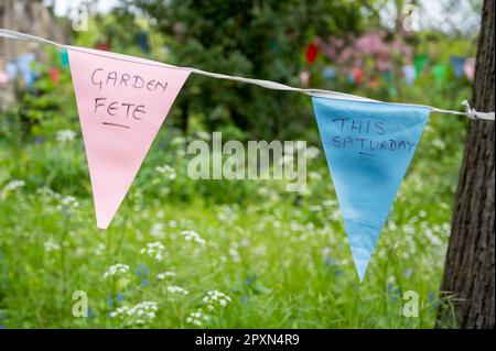 Un bunting per un fete del giardino appeso in un giardino in estate in Inghilterra. Foto Stock