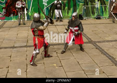 Festa di San Giorgio Derby 2023. Cavalieri combattono in combattimento armato nella piazza del mercato nel centro di Derby il sabato pomeriggio. Foto Stock