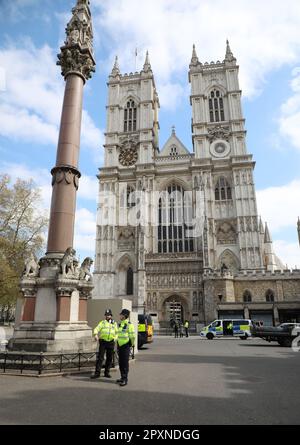 Londra, Regno Unito. 02nd maggio, 2023. Due ufficiali di polizia si trovano fuori dall'Abbazia di Westminster davanti all'incoronazione del Re questo sabato a Londra martedì 02 maggio 2023. Foto di Hugo Philpott/UPI Credit: UPI/Alamy Live News Foto Stock