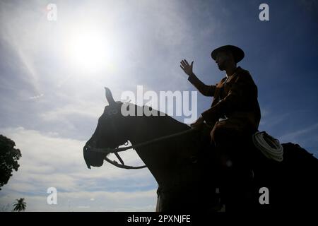 conde, bahia, brasil - 8 gennaio 2022: Cowboy che indossa abiti tradizionali in pelle con il suo cavallo in una fattoria nella città di Conde. Foto Stock