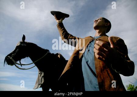 conde, bahia, brasil - 8 gennaio 2022: Cowboy che indossa abiti tradizionali in pelle con il suo cavallo in una fattoria nella città di Conde. Foto Stock