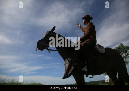 conde, bahia, brasil - 8 gennaio 2022: Cowboy che indossa abiti tradizionali in pelle con il suo cavallo in una fattoria nella città di Conde. Foto Stock