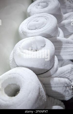 Sistemi di tubazioni per refrigerazione. Installazione temporanea dell'anello di pattinaggio Foto Stock