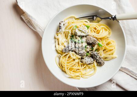 Linguine con spugnole, formaggio e salsa cremosa. Foto Stock