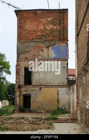 Vecchia casa a più piani parzialmente demolita Foto Stock