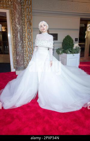 New York, Stati Uniti. 01st maggio, 2023. NEW YORK, NEW YORK - 01 MAGGIO: AVA Max indossa Christian Siriano, parte dal Pierre Hotel per il 2023° Met Gala il 01 maggio 2023 a New York City. (Foto di Ron Adar/SOPA Images/Sipa USA) Credit: Sipa USA/Alamy Live News Foto Stock