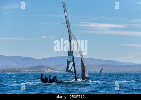 Hyeres, Francia. 25th Apr, 2023. La squadra australiana (Laura Harding e Annie Wilmot) compete nella categoria FX il giorno 2 durante la settimana francese olimpica 2023. La settimana olimpica francese 2023 si terrà a Hyeres-les-Palmiers dal 23 al 30 aprile 2023 e riunirà i migliori specialisti del mondo in eventi velistici per i prossimi Giochi olimpici di Parigi 2024. Credit: SOPA Images Limited/Alamy Live News Foto Stock