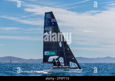 Hyeres, Francia. 25th Apr, 2023. La squadra australiana (Laura Harding e Annie Wilmot) compete nella categoria FX il giorno 2 durante la settimana francese olimpica 2023. La settimana olimpica francese 2023 si terrà a Hyeres-les-Palmiers dal 23 al 30 aprile 2023 e riunirà i migliori specialisti del mondo in eventi velistici per i prossimi Giochi olimpici di Parigi 2024. Credit: SOPA Images Limited/Alamy Live News Foto Stock