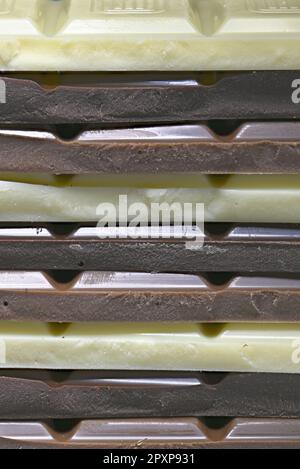 Scuro, latte e cioccolato bianco in una pila Foto Stock