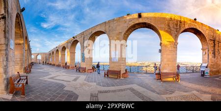 Giardino superiore di Baraka e con gli archi decorativi in pietra, Valleta, Malta. Foto Stock