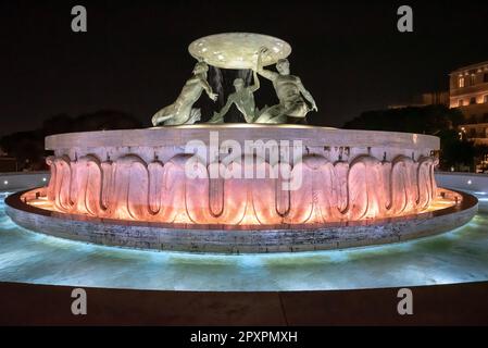 Iconica fontana Tritone di fronte alla porta della città di la Valletta, capitale di Malta Foto Stock