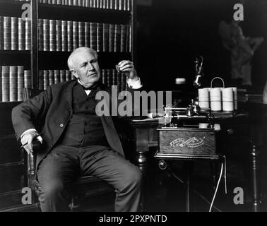 Thomas Edison. L'inventore e imprenditore americano, Thomas Alvar Edison (1847-1931), con il suo fonografo aziendale. Verticale, 1907 Foto Stock