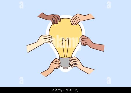 Le persone diverse che tengono la lampadina generano l'idea di affari insieme. Le mani multirazziali con un brainstorming a lampadina impegnato in un lavoro di squadra creativo. Vettore il Foto Stock