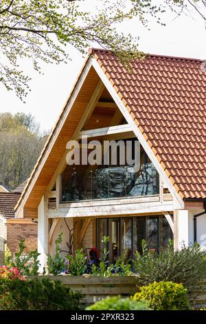 Un tradizionale edificio di recente costruzione in quercia nel villaggio di Aberdour, Fife. Foto Stock