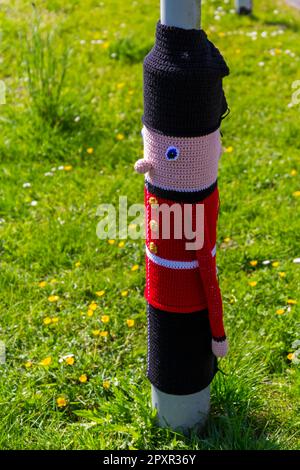 Poole, Dorset, Regno Unito. 2 maggio 2023. Un guardiano soldato intorno a un lampione che tiene d'occhio Poole, Dorset, per l'incoronazione di re Carlo III Crediti: Carolyn Jenkins/Alamy Live News - bombardamento di filati, bomba di filati Foto Stock