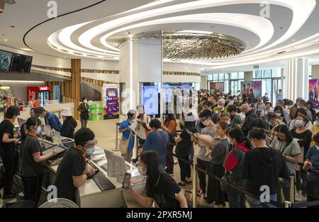 Centinaia di persone si accodano al Popcorn Cinema di Tseung Kwan o per $30 biglietti per il cinema che saranno venduti oggi su 11am per il Cinema Day 2023 il 29 aprile, parte della campagna "Happy Hong Kong" lanciata dal governo di Hong Kong all'inizio di questa settimana. 27APR23 SCMP / Elson li Foto Stock