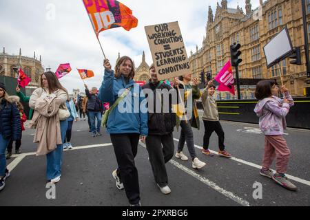 Londra, Inghilterra, Regno Unito. 2nd maggio, 2023. Migliaia di insegnanti straordinari passano davanti al parlamento a Downing Street chiedendo un aumento della retribuzione. (Credit Image: © Tayfun Salci/ZUMA Press Wire) SOLO PER USO EDITORIALE! Non per USO commerciale! Credit: ZUMA Press, Inc./Alamy Live News Foto Stock