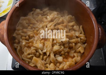 Piatti tipici della Campania, le 'Pettule e ciceri' sono solo pasta fatta con farina, acqua, sale e un po' d'olio. La tradizione è a casa. Foto Stock