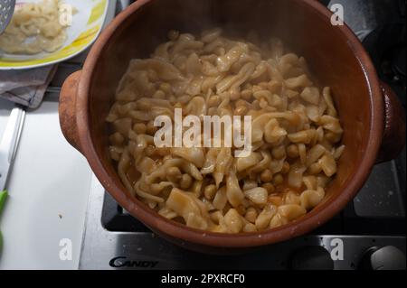 Piatti tipici della Campania, le 'Pettule e ciceri' sono solo pasta fatta con farina, acqua, sale e un po' d'olio. La tradizione è a casa. Foto Stock