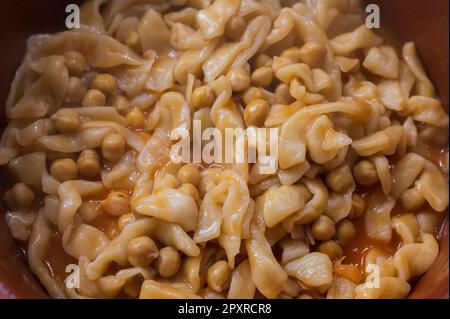 Piatti tipici della Campania, le 'Pettule e ciceri' sono solo pasta fatta con farina, acqua, sale e un po' d'olio. La tradizione è a casa. Foto Stock