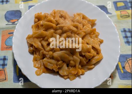 Piatti tipici della Campania, le 'Pettule e ciceri' sono solo pasta fatta con farina, acqua, sale e un po' d'olio. La tradizione è a casa. Foto Stock