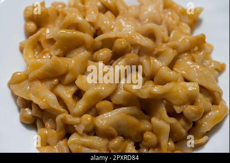 Piatti tipici della Campania, le 'Pettule e ciceri' sono solo pasta fatta con farina, acqua, sale e un po' d'olio. La tradizione è a casa. Foto Stock