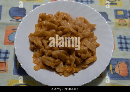 Piatti tipici della Campania, le 'Pettule e ciceri' sono solo pasta fatta con farina, acqua, sale e un po' d'olio. La tradizione è a casa. Foto Stock