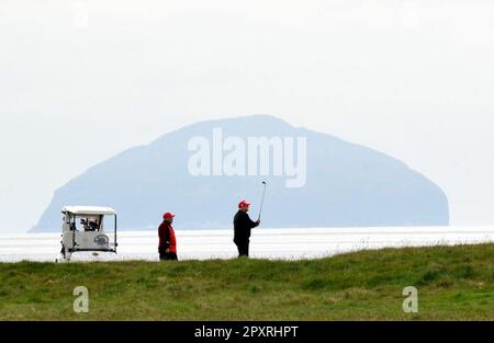 Turnberry, Ayrshire, Scozia, Regno Unito. 2nd maggio, 2023. L'ex presidente Donald Trump visita Trump Turnberry per una partita di golf su 02/05/23 Credit: CDG/Alamy Live News Foto Stock